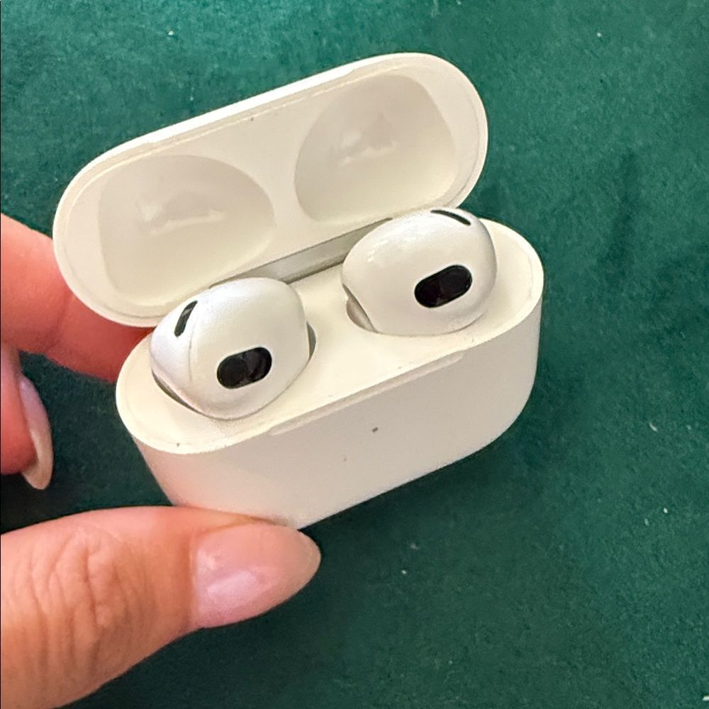 REFURBISHED AirPod Pro 2 - With White Wireless Earbuds Case - LIKE NEW